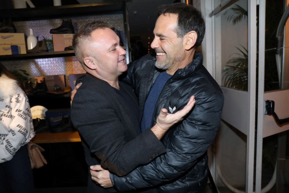 זה חיבוק חם או קר? דני רופ וסמיון גרפמן (צילום: רפי דלויה)