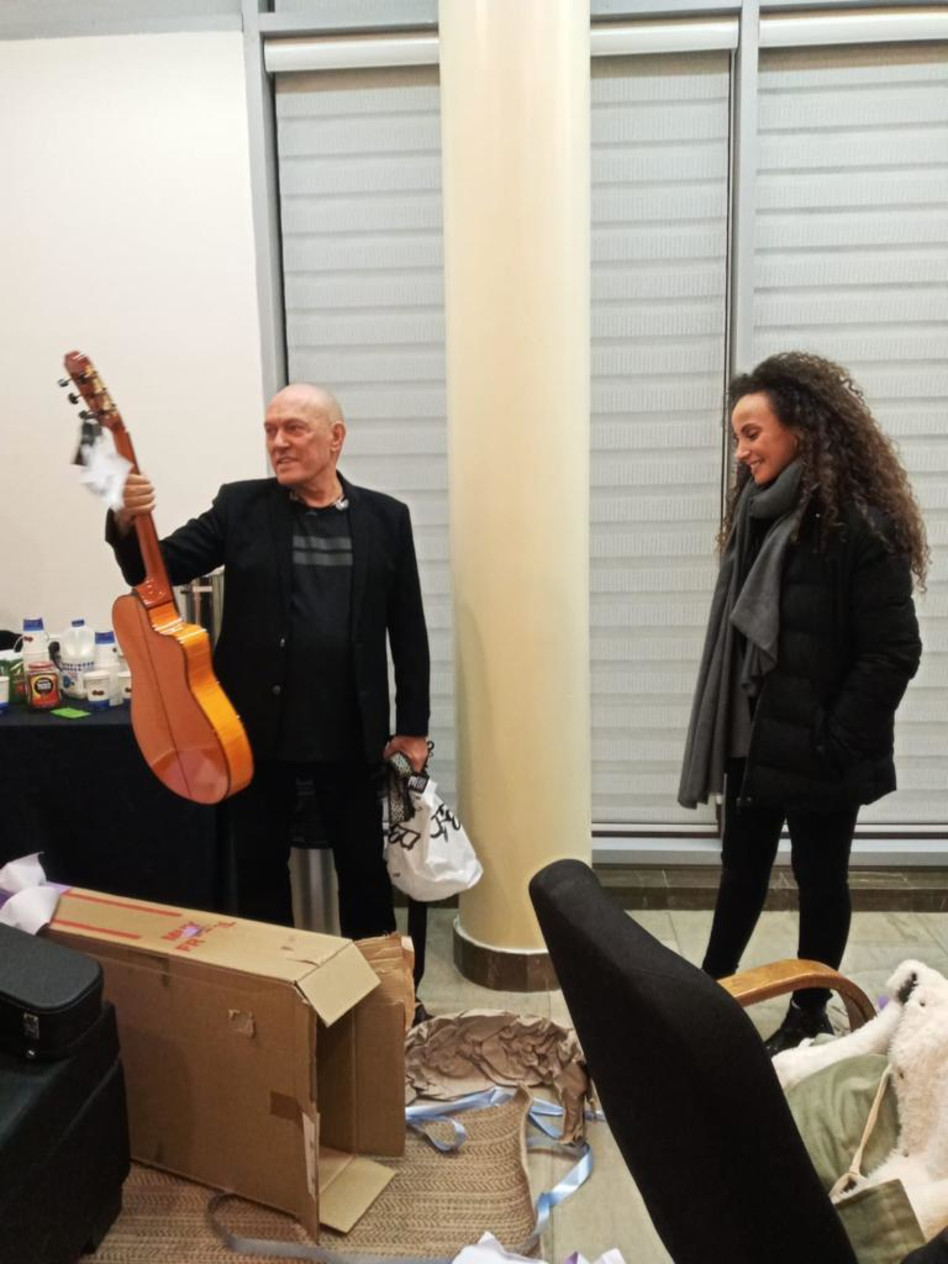 שלומי שבת מפתיע את יובל דיין (צילום: באדיבות עופר מנחם תקשורת ויחסי ציבור)