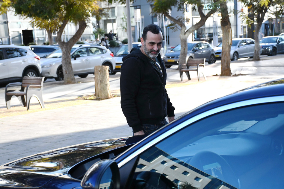 מתרשם מהאוטו החדש (צילום: אביב חופי)