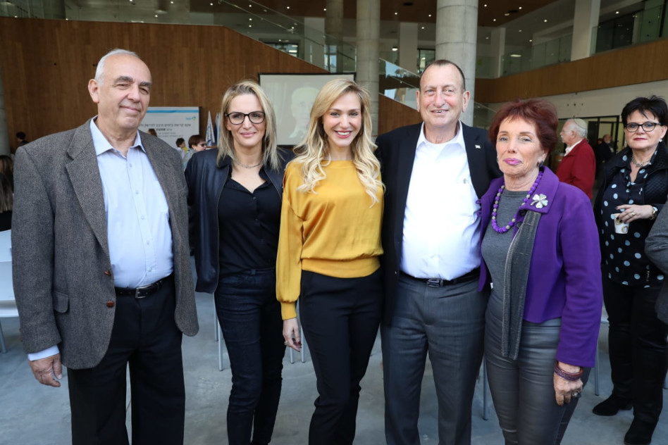 משמאל לימין יוני פרס, מיקה אלמוג, רוית דום-עיני, רון חולדאי, צביה ולדן (צילום: רפי דלויה)