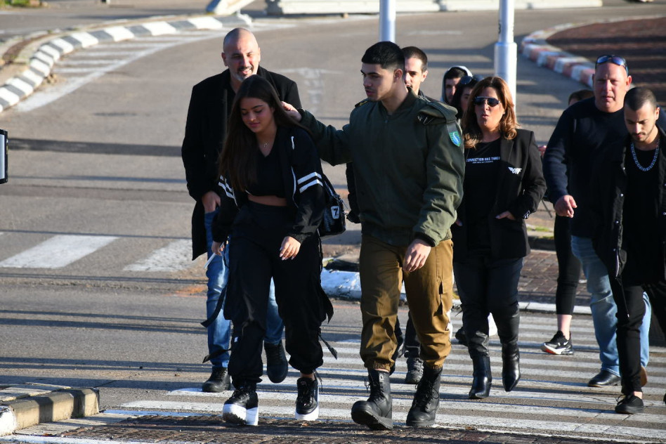 מרגיע אותה (צילום: מתן צור)