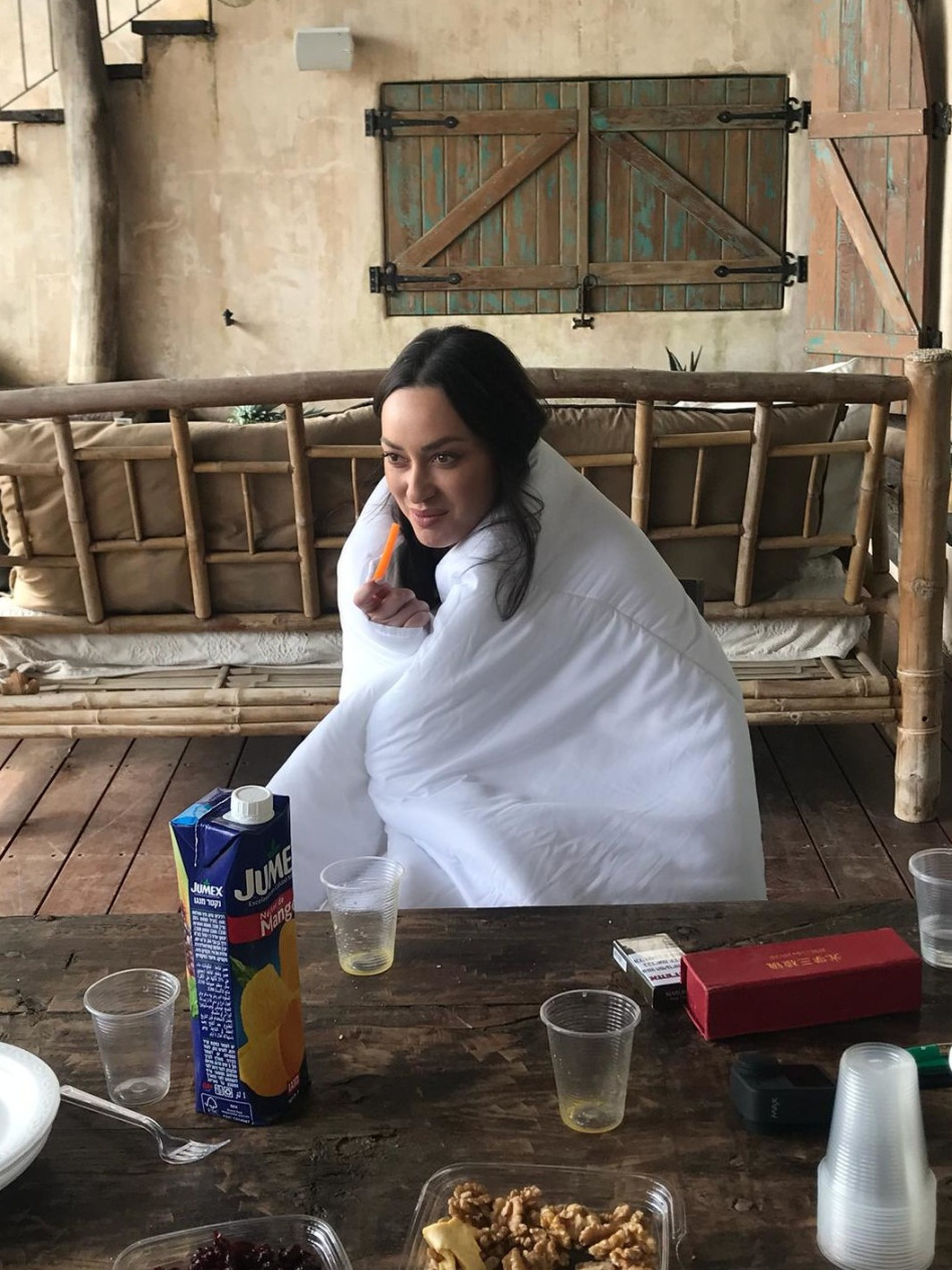 נחה בין הצילומים. אנה ארונוב (צילום: יח''צ)