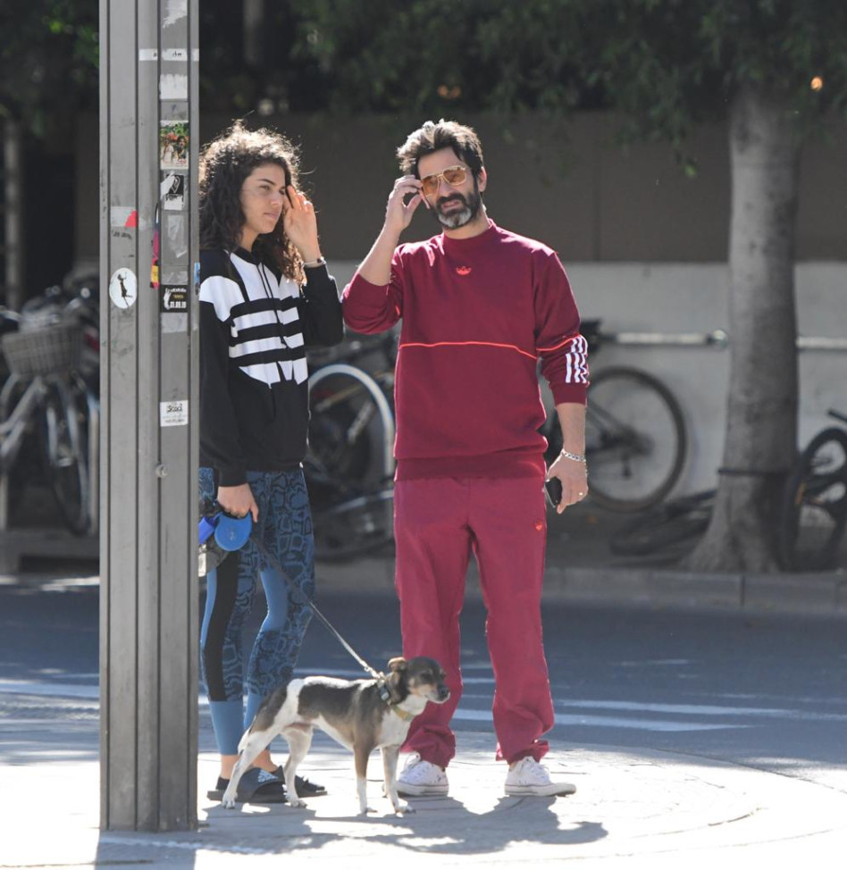 מטיילים עם הכלב (צילום: אבשלום ששוני)