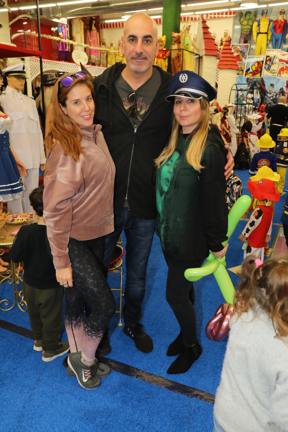 האישה הטלוויזיונית והאישה בחייו. ליטל שוורץ, קובי מימון, קרן שינוק (צילום: רפי דלויה)