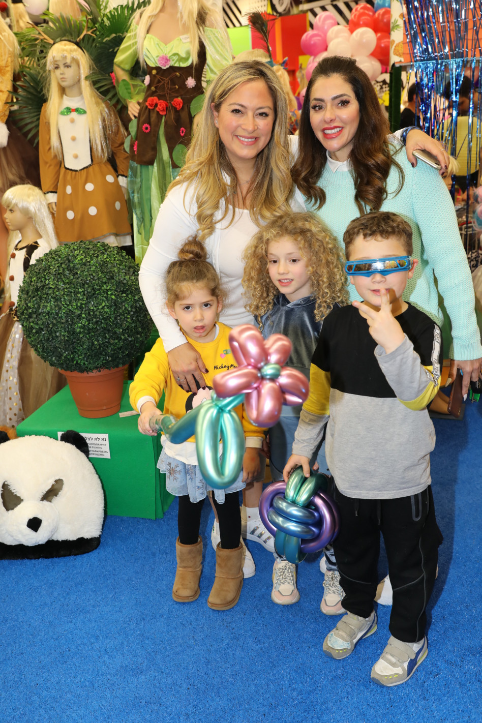 להיא ונעמה עם הילדים (צילום: רפי דלויה)