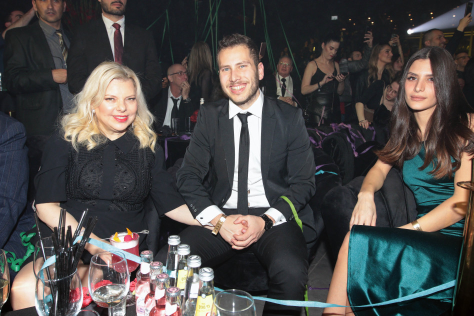 בוחר להחזיק את היד לאמא (צילום: ענת מוסברג)