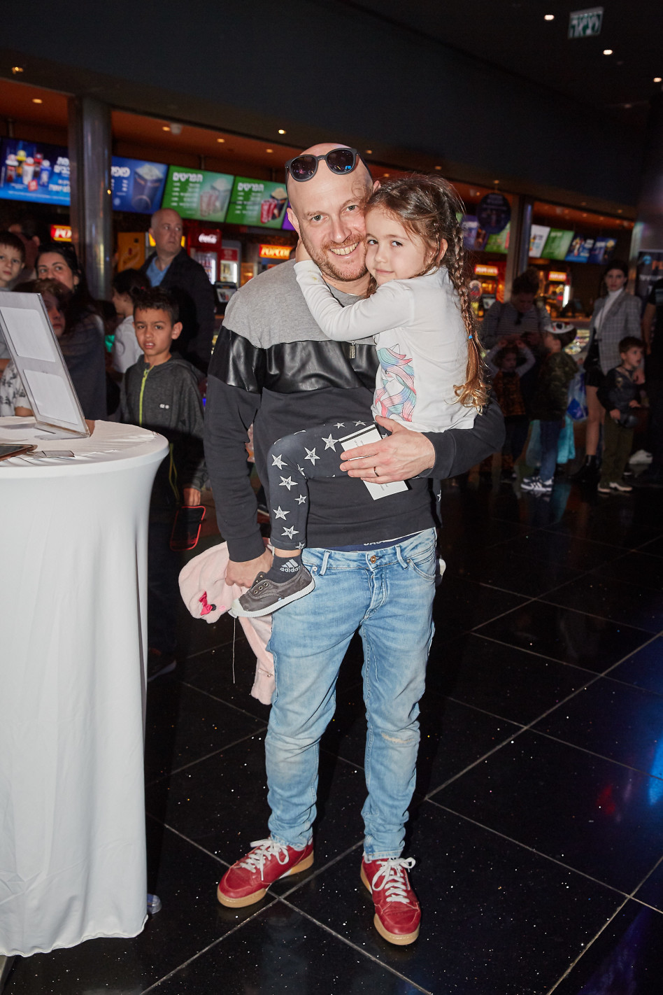 אבי נוסבאום והילדה (צילום: שוקה כהן)