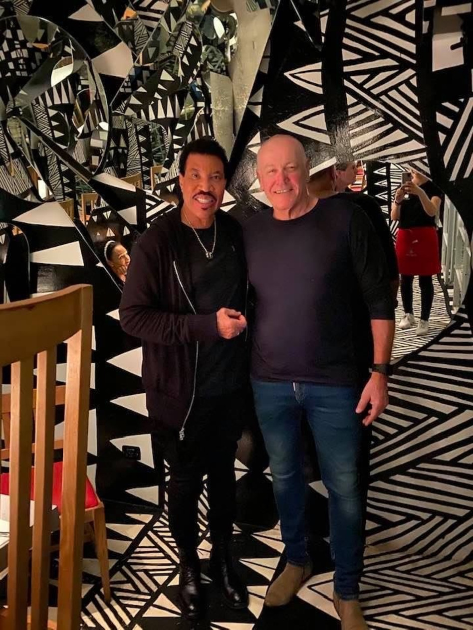 איציק המל וליונל ריצ'י (צילום: צילום מסך פייסבוק)