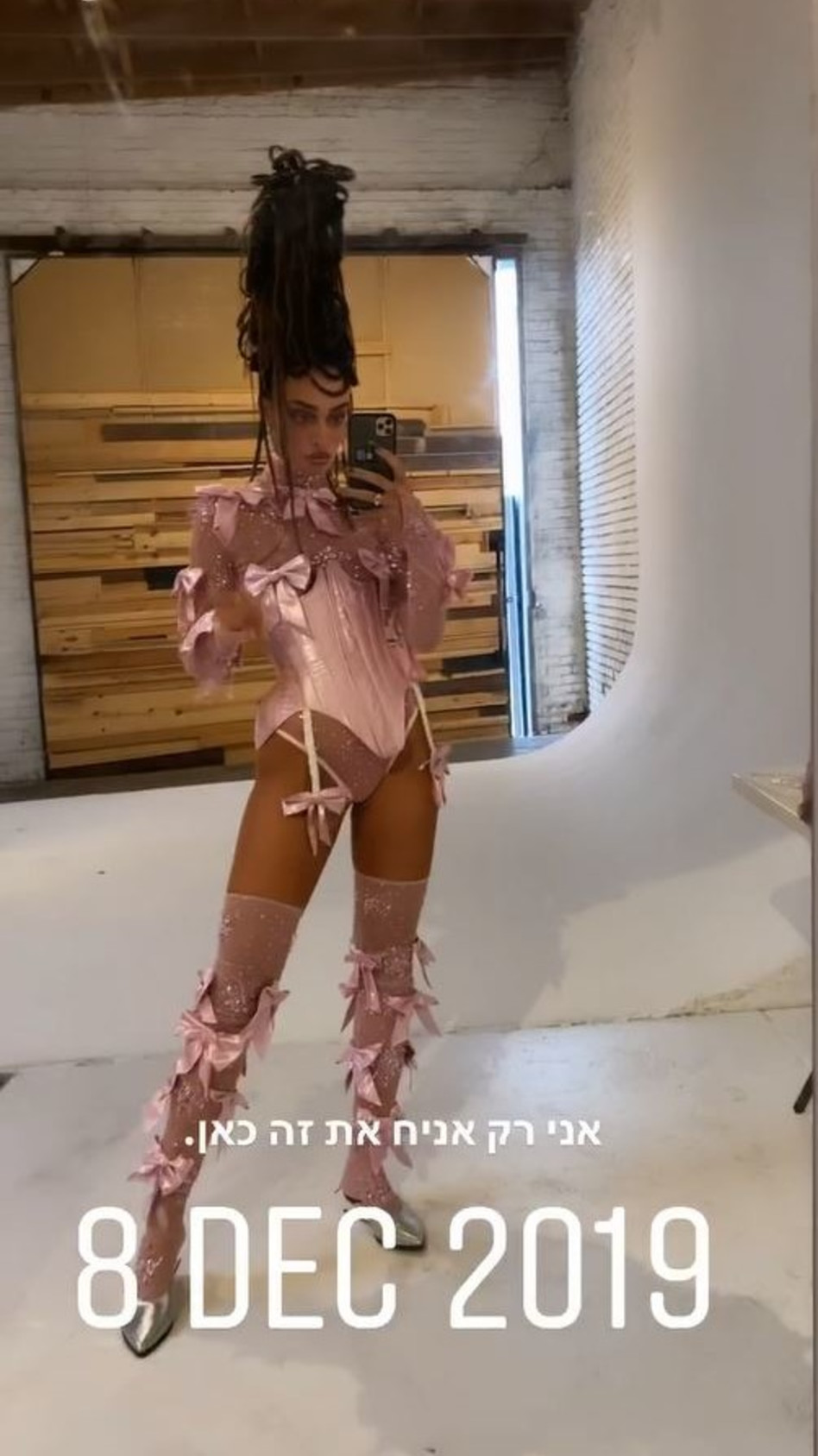 עדן פינס בהפקת האופנה (צילום: צילום מסך אינסטגרם)