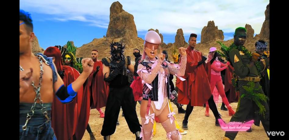 ליידי גאגא באאוטפיט של פינס (צילום: צילום מסך יוטיוב)