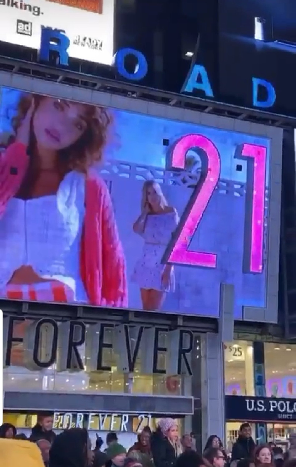 עדן פינס כובשת את הטיימס סקוור (צילום: אינסטגרם)