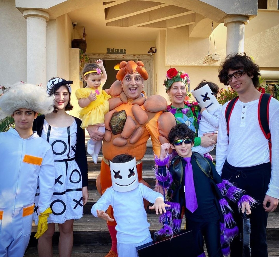 יובל המבולבל ומשפחתו בפורים (צילום: אינסטגרם)