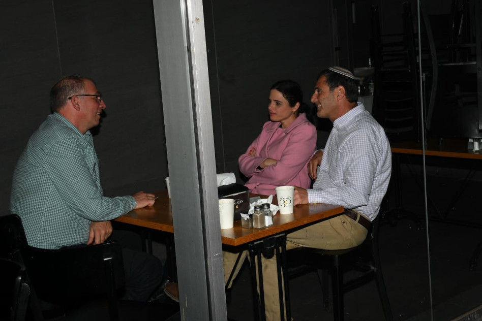 פגישת עבודה בצל הקורונה (צילום: אביב חופי)