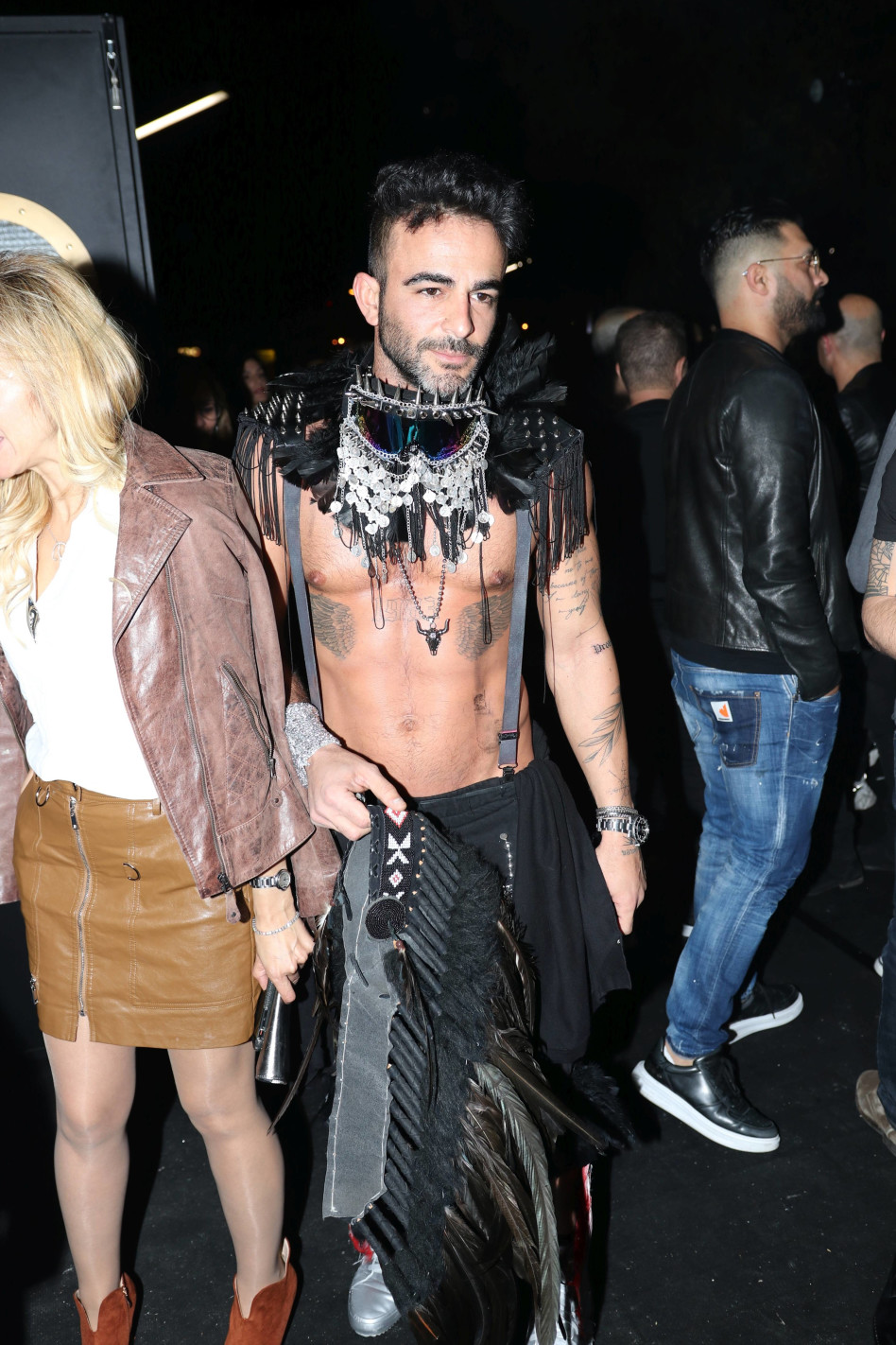 אליאב אוזן מציג את הגופה (צילום: אור גפן)