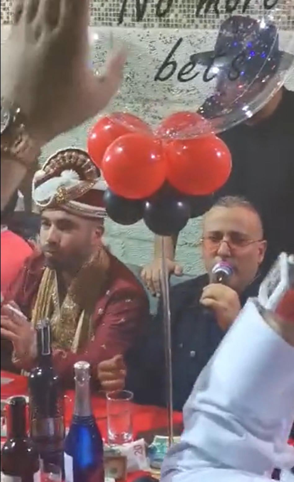 עומר אדם כמרדכי היהודי (צילום:  איציק אוחנה כתב הברנז'ה והסלבס של 'כיכר השבת')