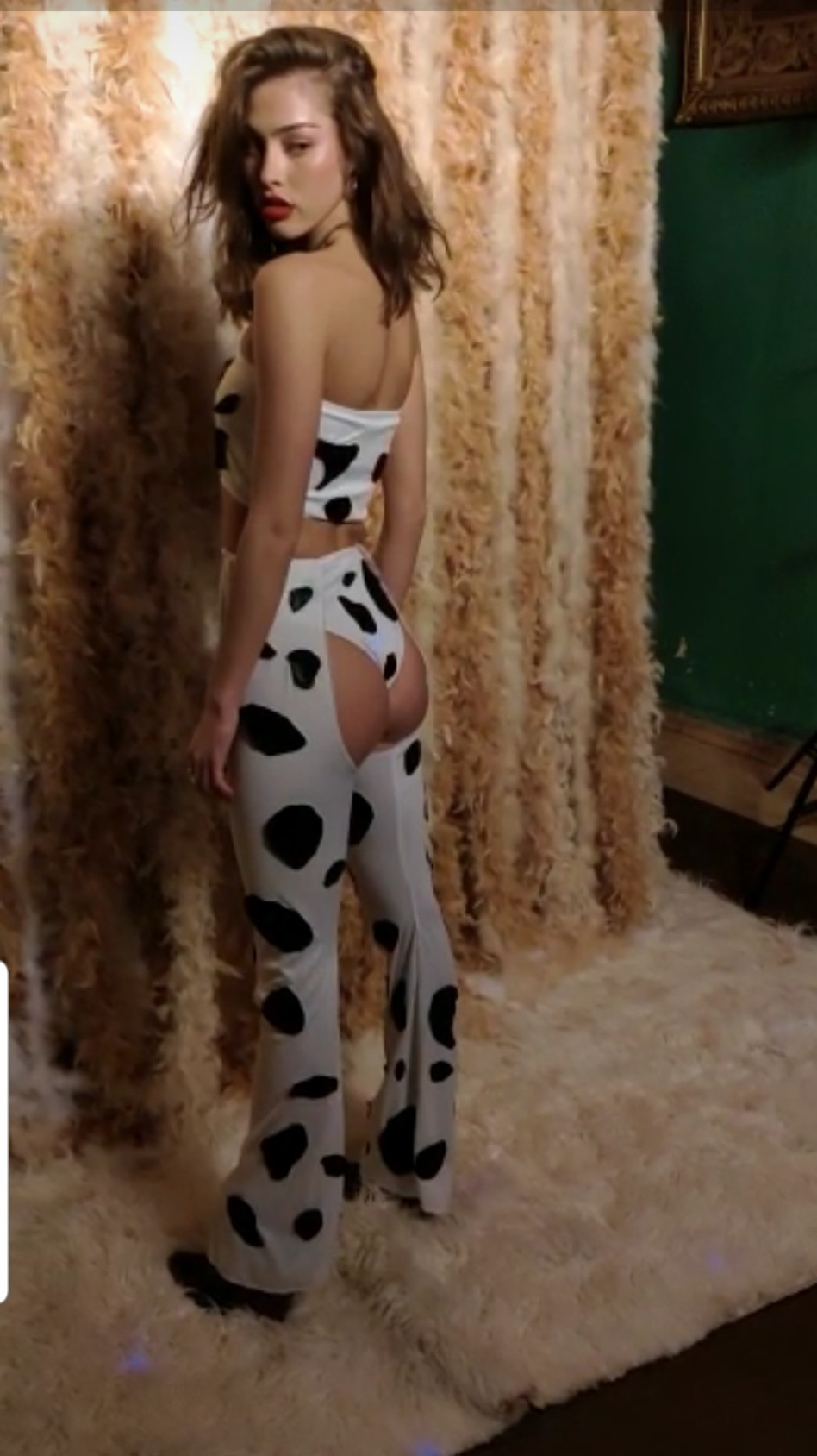 מישל מיכייב חושפת ישבן (צילום: איציק בירן)