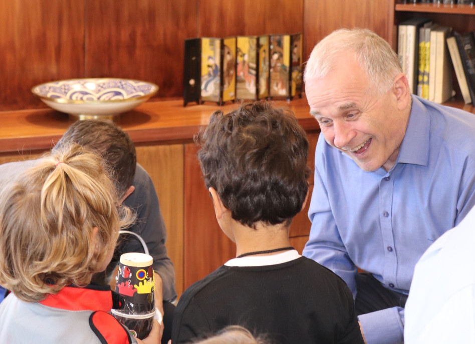 פרופ' אשר כהן מקבל לידיו את משלוח המנות מאחד מילדי הגן  (צילום: אלון סיון משה)