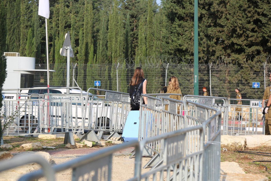 נכנסת לבדה לבסיס (צילום: דור ערבה, באדיבות itm models/ עופר מנחם תקשורת)