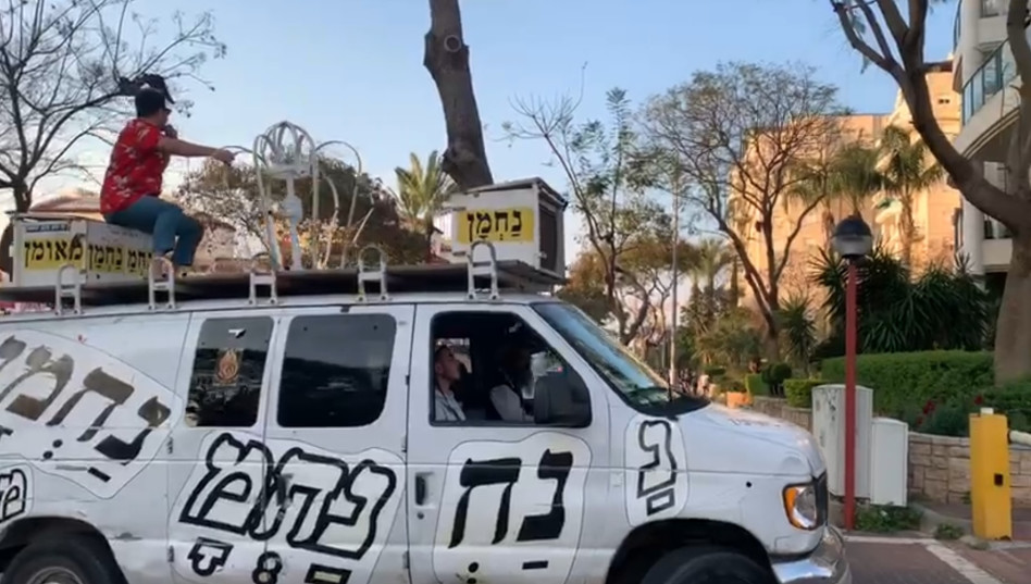 אביהו פנחסוב מבקר ברחבי ישראל (צילום: צילום מסך)