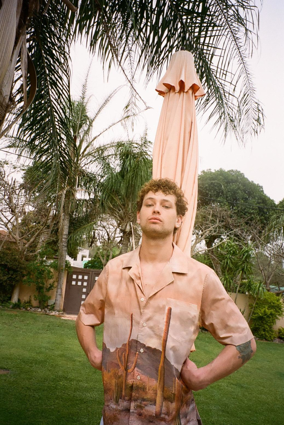 בחצר של ציפי ורפי רפאלי. און רפאלי (צילום: סיימון אלמלם)