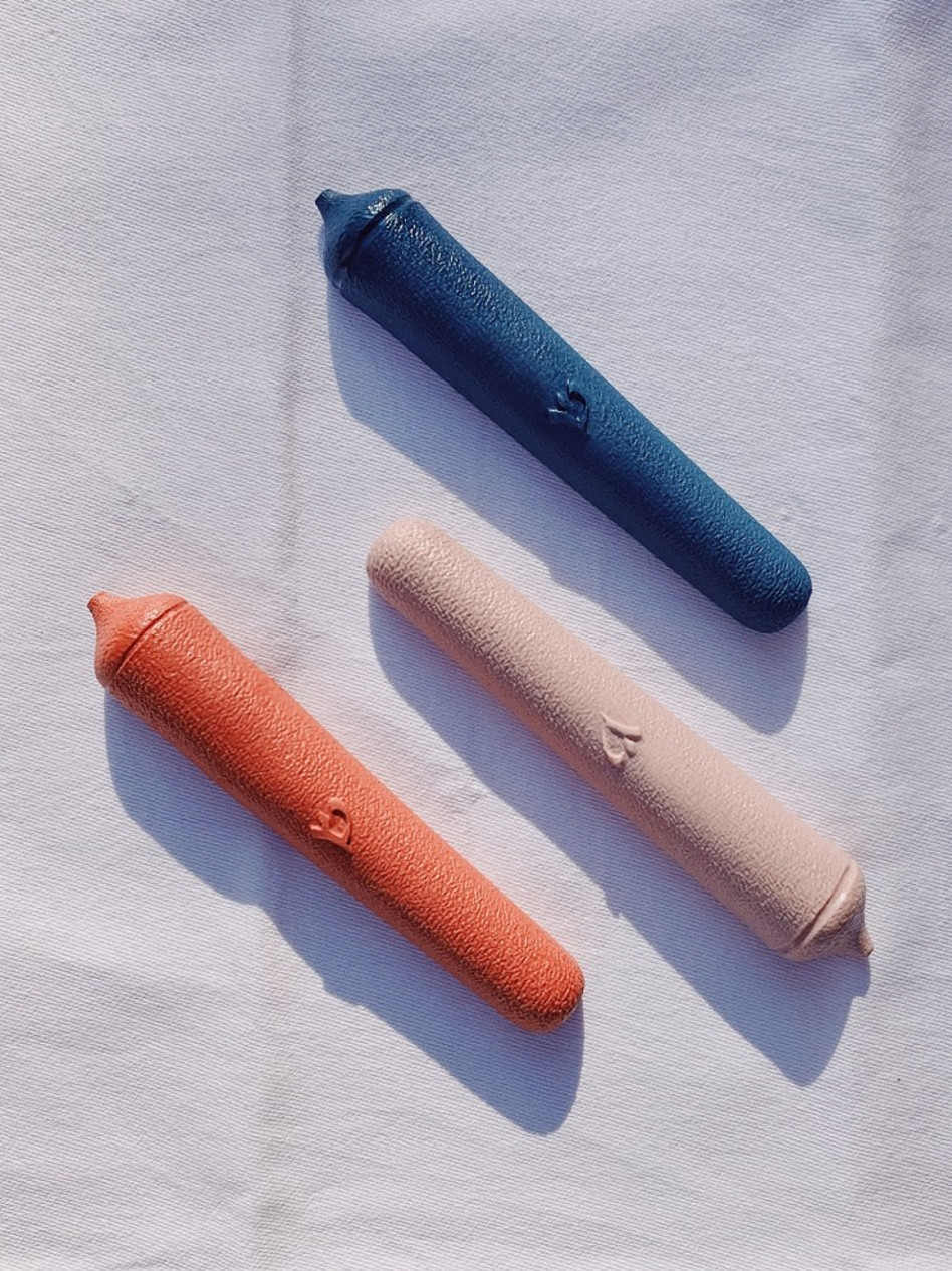 מזוזות פורצלן, יציקת פורצלן, 120X20 ס''מ, שנת 2020. (צילום: שירה קרת)