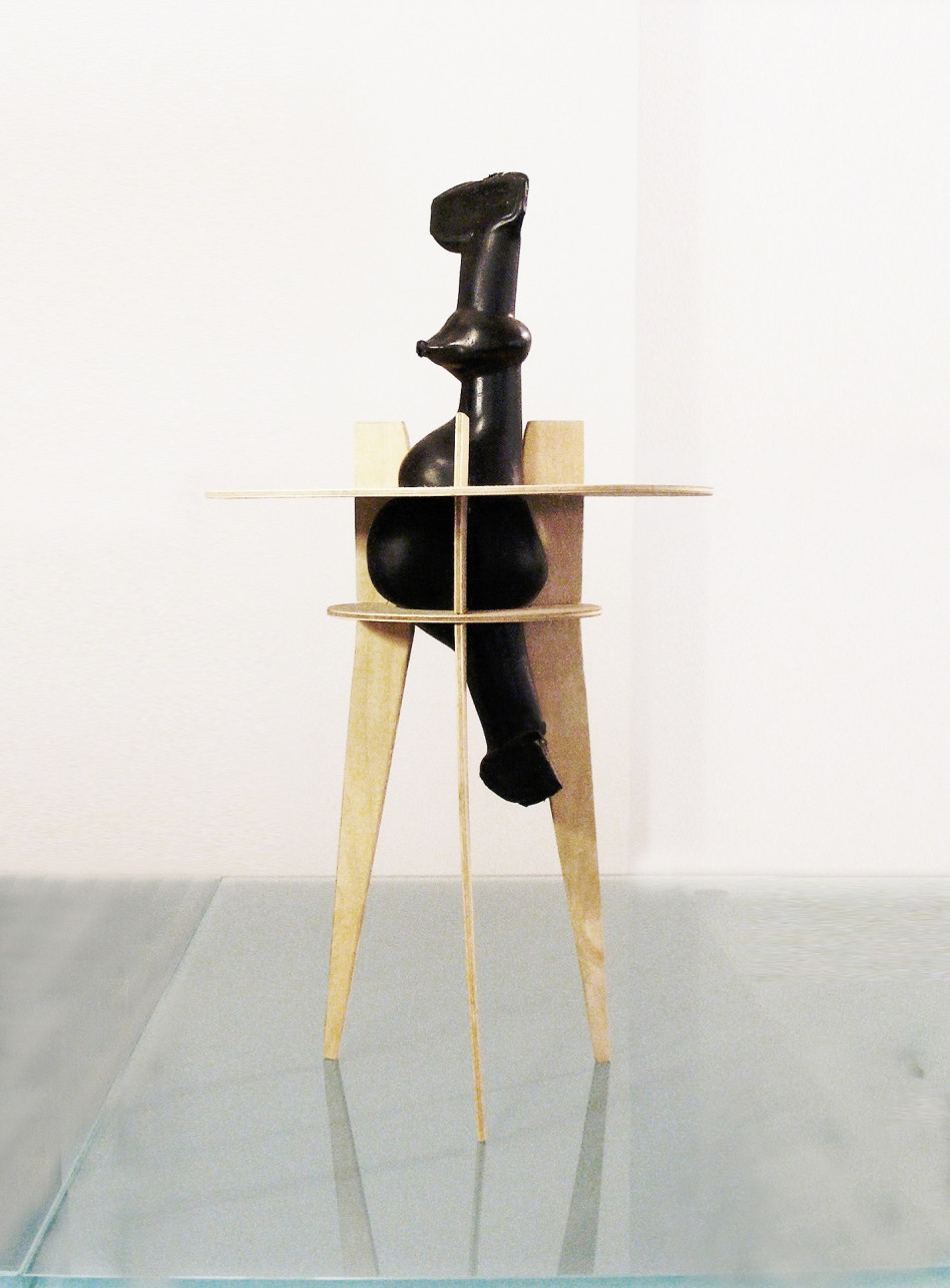 ברווז מנופח, ניפוח פוליאתילן, 165X35X35 ס''מ, שנת 2020. (צילום:  יואב שביט סטודיו)