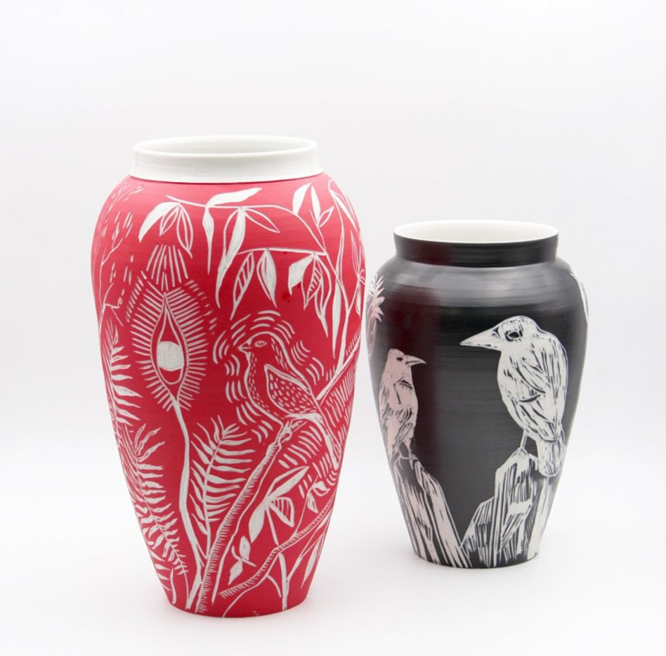 אגרטל סגרפיטו, סגרפיטו, אגרטל אדום 32 ס''מ, אגרטל שחור 28 ס''מ, שנת 2019. (צילום: גיא ג'אנה)