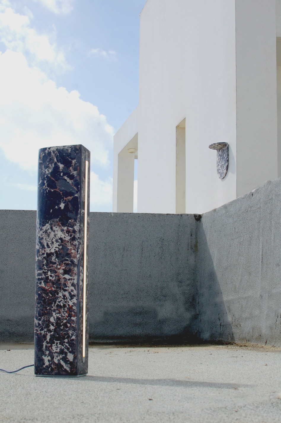 מונומנטור ומדף מלאכותי, שיש מלאכותי, 80X10X15 ס''מ, שנת 2020. (צילום: אורי גרון)