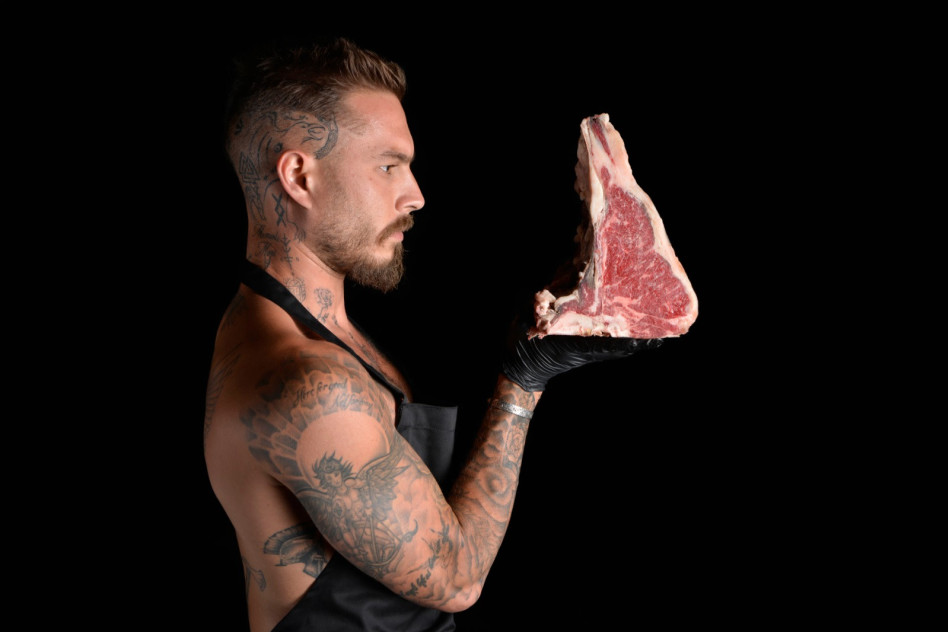 טום אביב עם נתח בשר (צילום: יהב יעקב)