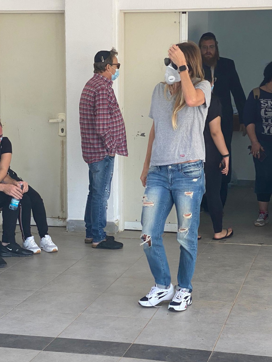 אביבה תבורי בבית העלמין (צילום: פרטי)