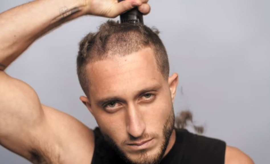 מגלח את ראשו (צילום: צילום מסך יוטיוב)