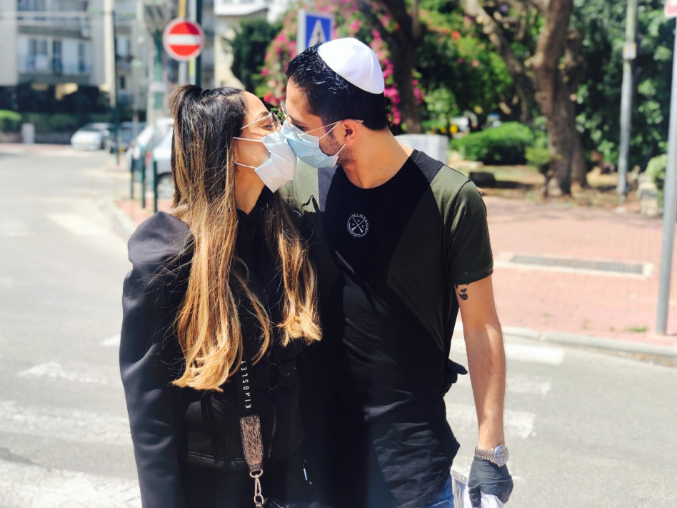 דנה לפידות וארוסה (צילום: אור גפן)