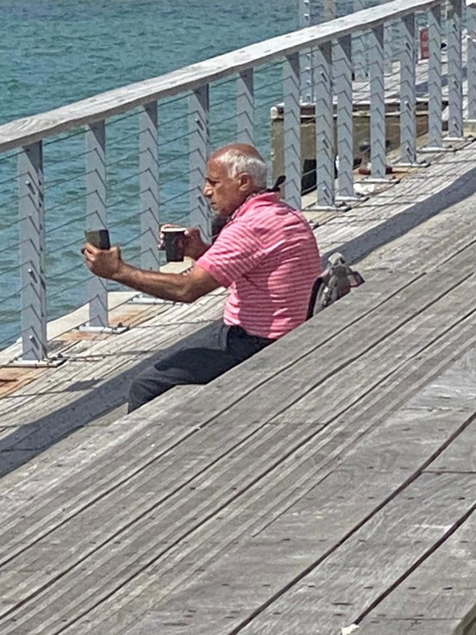 מרדכי ואנונו נהנה בטיילת תל אביב (צילום: י.ח)