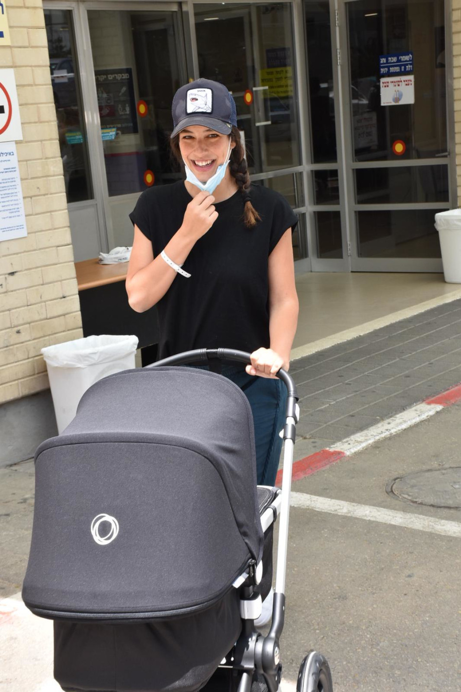 דון לני גבאי ביציאה מבית החולים (צילום: צ'ינו)