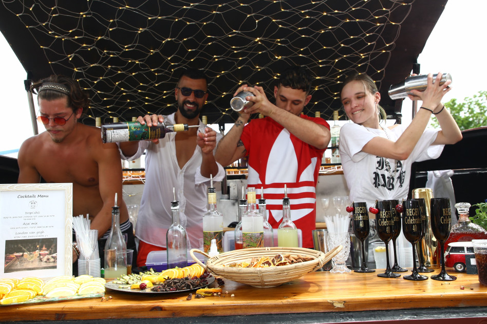 ישראל אוגלבו חושף את כישוריו בבר (צילום: אלוני מור)