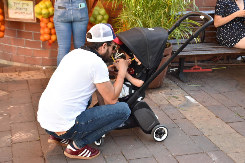 שותים מאותו המיץ. אורי פפר ובנו איתן (צילום: צ'ינו)