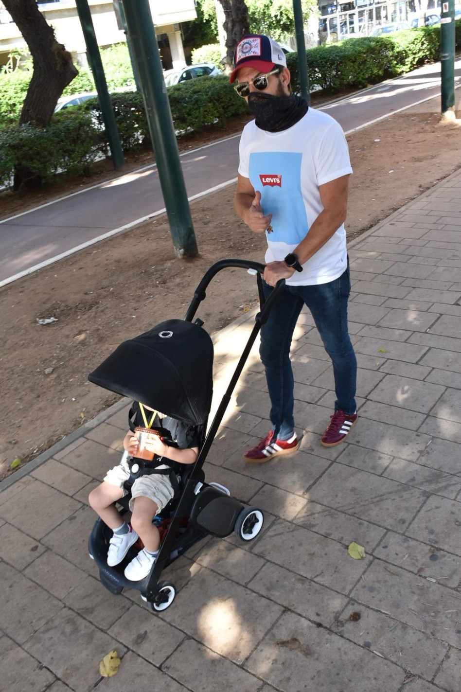 אורי פפר מטייל בשרב (צילום: צ'ינו)