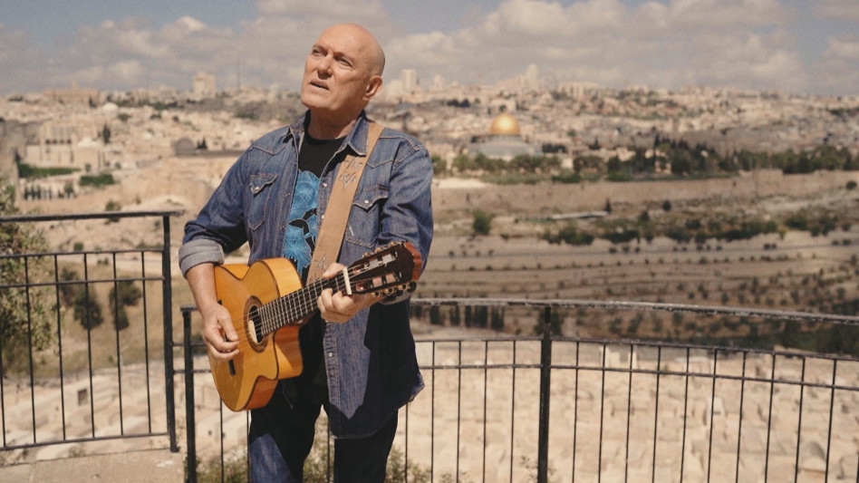 שלומי שבת על רקע העיר ירושלים (צילום: סשה גבריקוב)