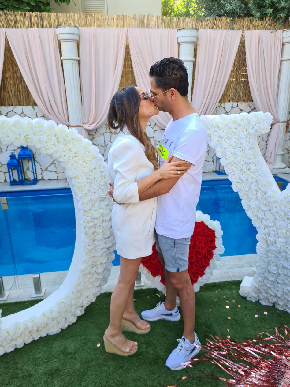 דנה לפידות ובעלה לעתיד (צילום: אור גפן)