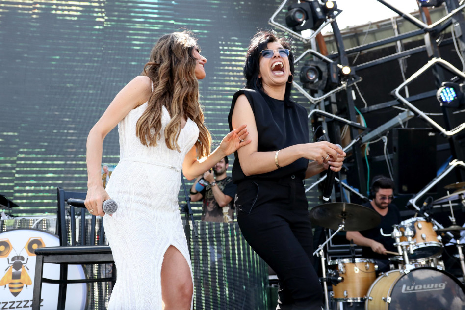 דיקלה ודנה לפידות עושות שמח על הבמה (צילום: אור גפן, יח''צ)