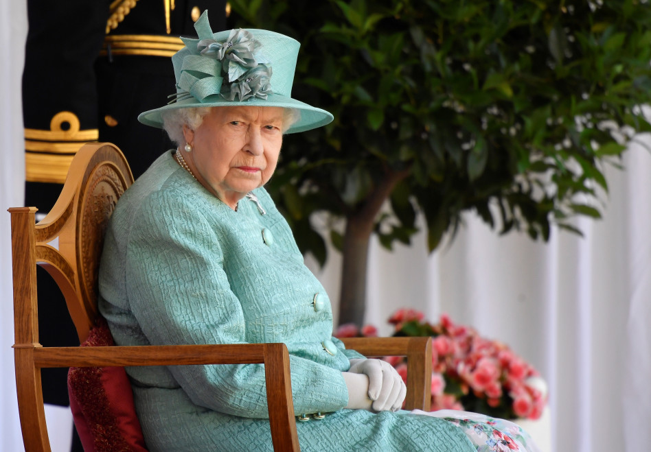 זועמת. המלכה אליזבת (צילום: REUTERS/Toby Melville/Pool)