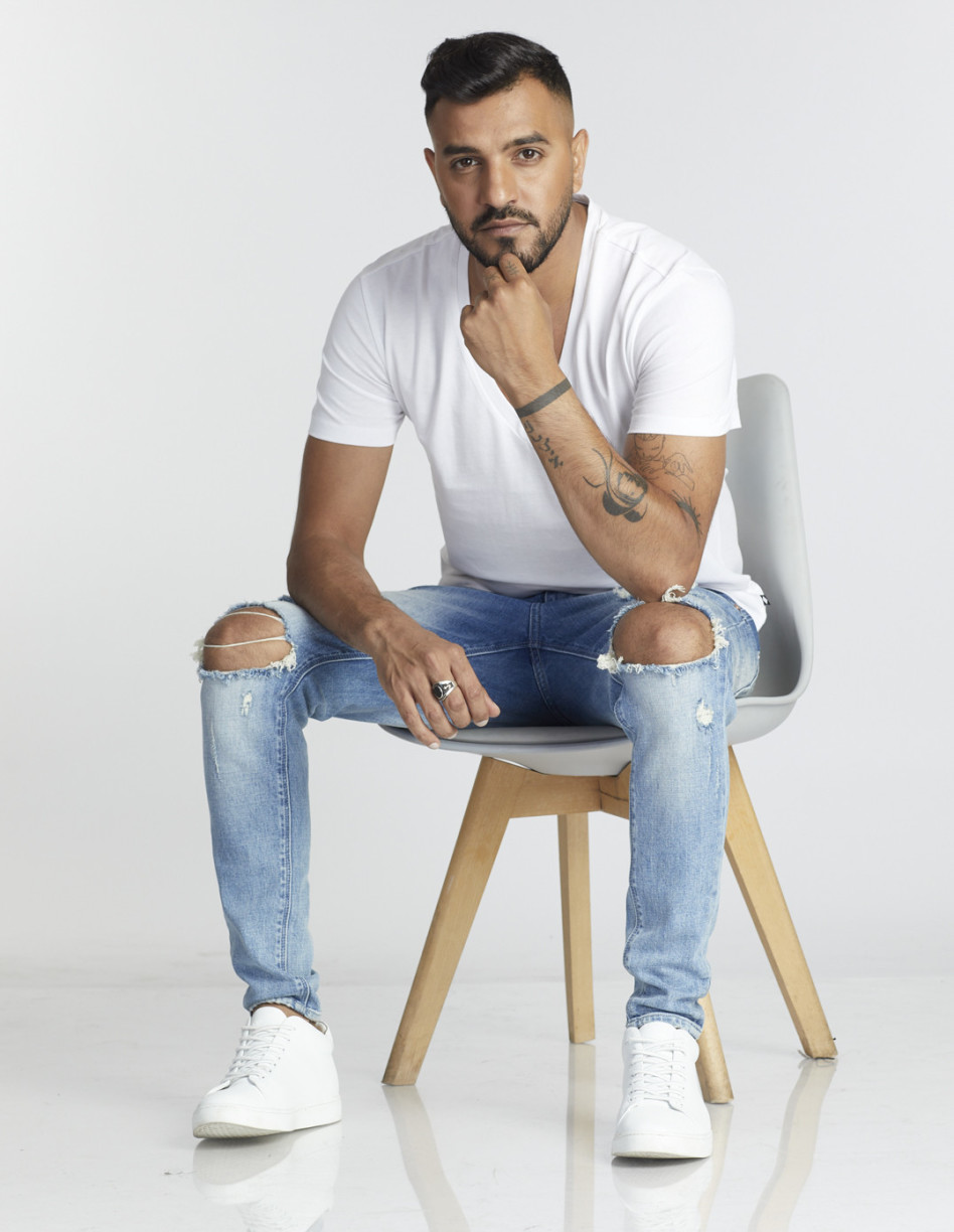 ניקח את הבובה איתנו הביתה. איתי לוי (צילום: עופר חג'יוב)