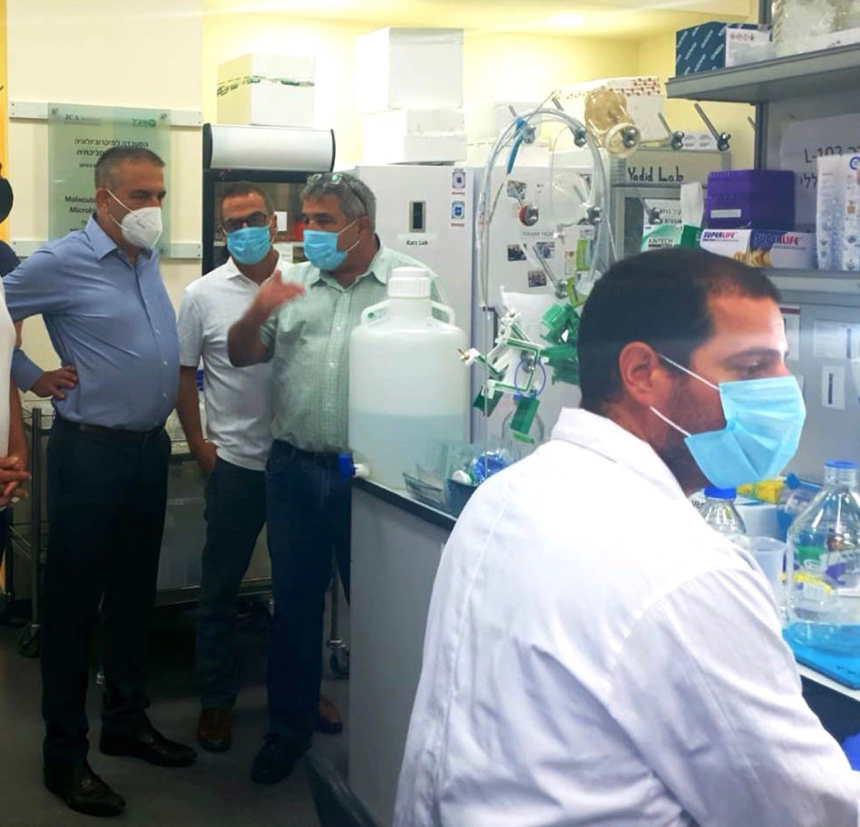 אייל מליס משמאל במעבדות מיגל (צילום:  גן התעשייה תל חי)