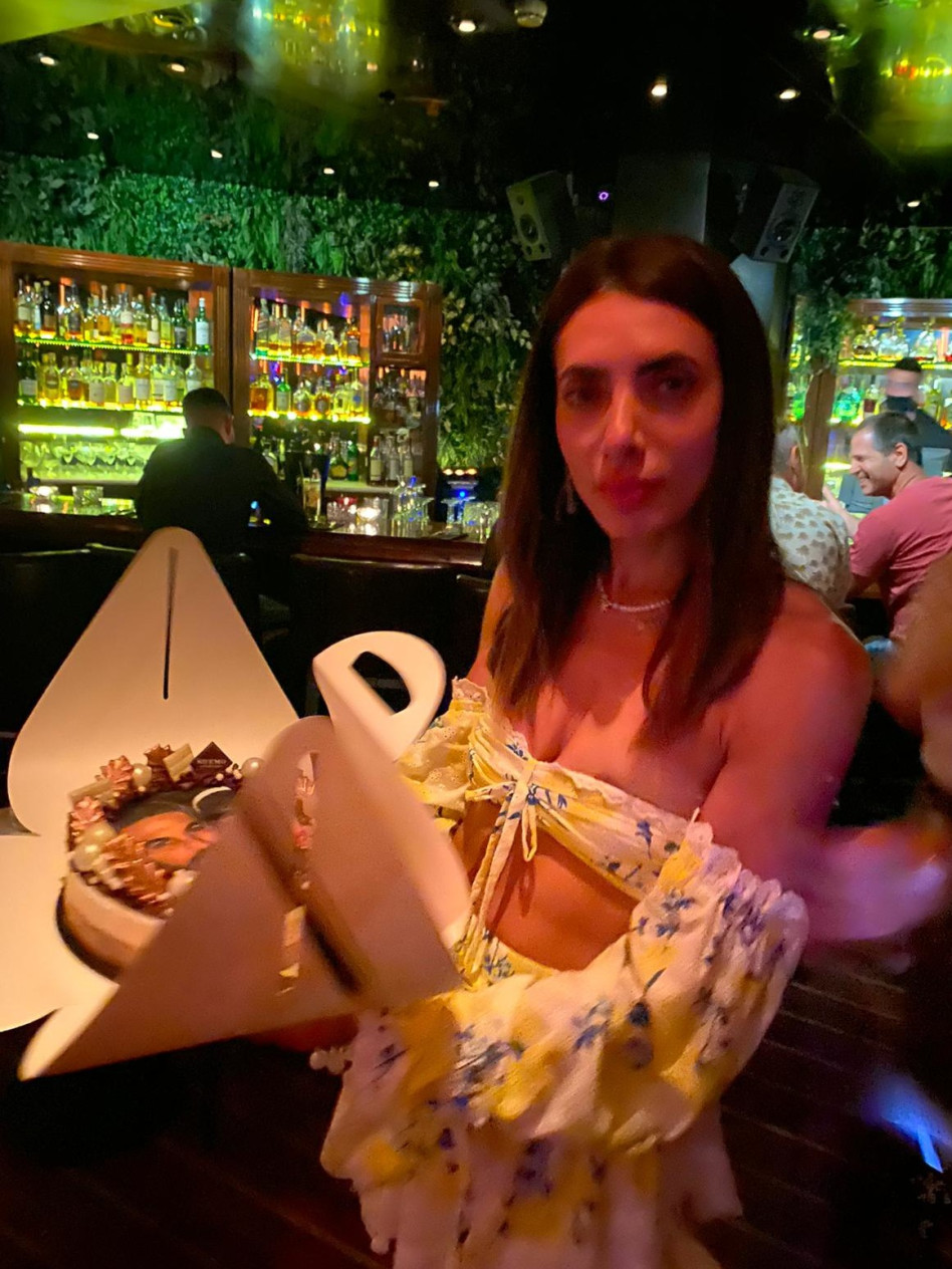 אירה דולפין עם העוגה של ג'ובאני רוסו(צילום: פרטי)