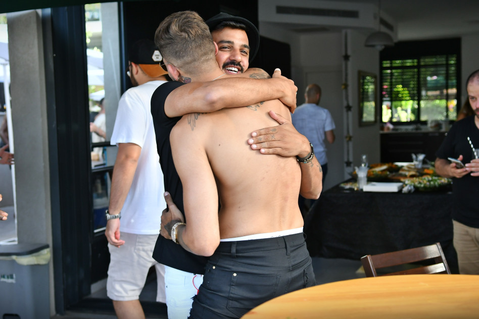 איתי לוי לא שומר מרחק (צילום: ארן חן צלמים)