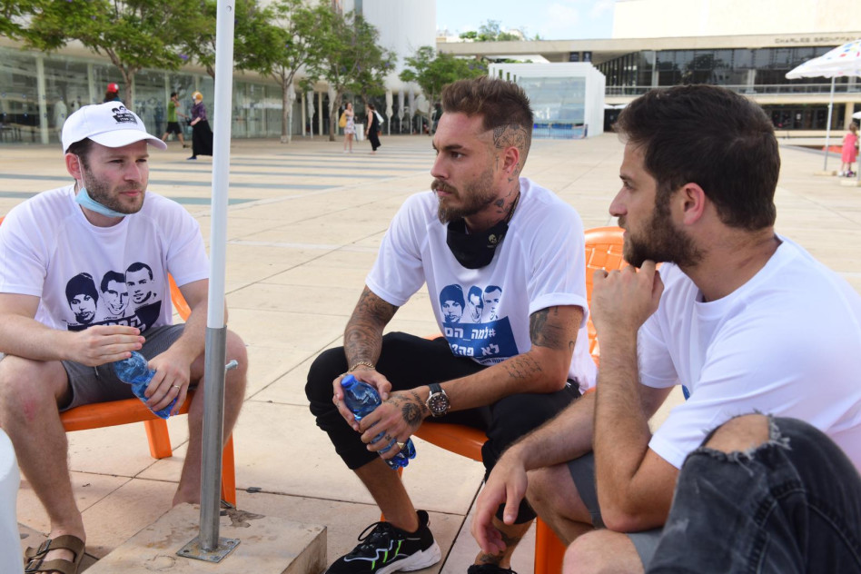 טום אביב במאהל (צילום: אבשלום ששוני)