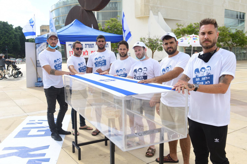 טום אביב וחבריו של הדר גולדין ליחידה (צילום: אבשלום ששוני)