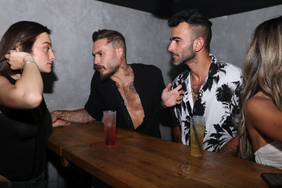 נהנים בבר. אליאב אוזן, טום אביב (צילום: אור גפן)