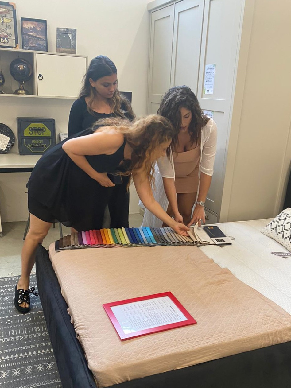 בוחרת צבע. דניאל גרינברג, אלין גולן (צילום: פרטי)