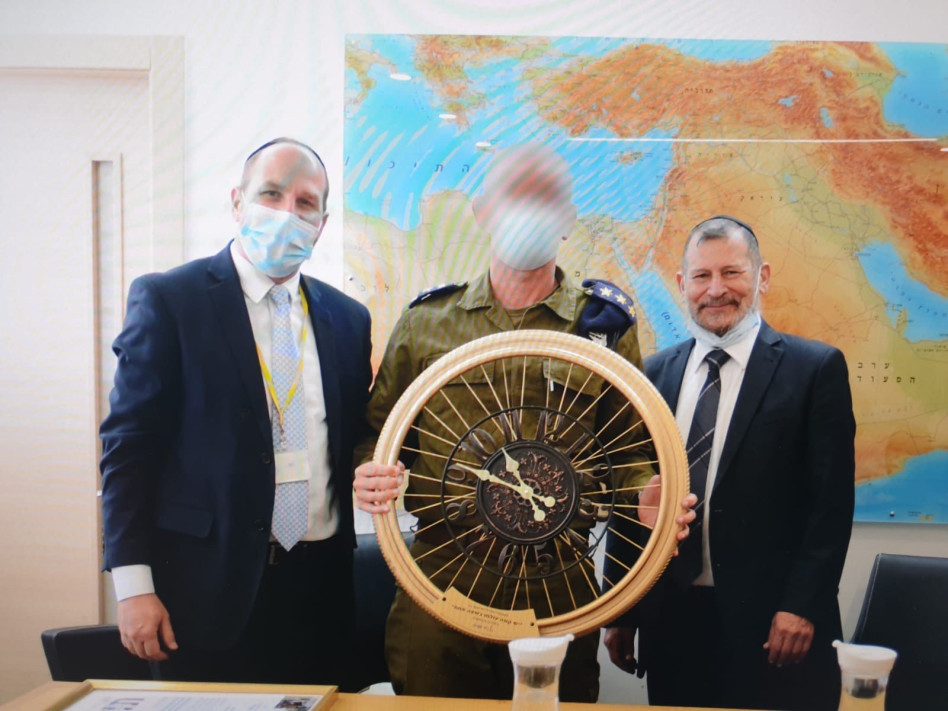 אורי לופליאנסקי, מפקד שייטת 13 ומוישי כהן (צילום: בני כהן)